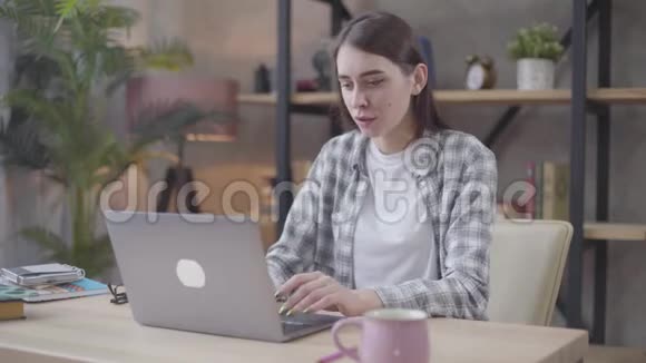 自信的高加索女商人在笔记本电脑上打字靠在椅子上微笑着成功的女性自由职业者视频的预览图