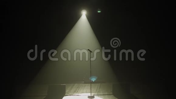 舞台上麦克风的特写白色照明和烟雾视频的预览图