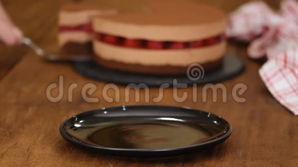 一块美味的巧克力慕斯蛋糕和覆盆子果冻视频的预览图