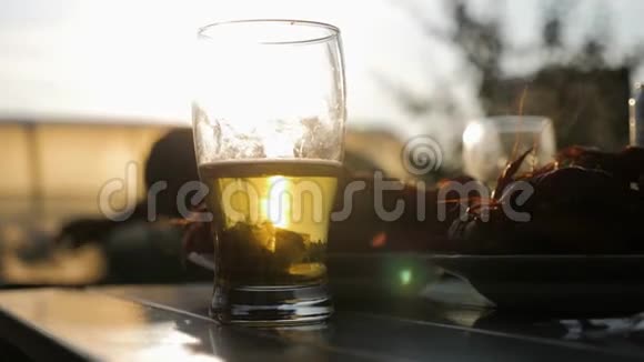 日落时喝杯啤酒降温消暑饮品理念群友及烧烤区背景视频的预览图
