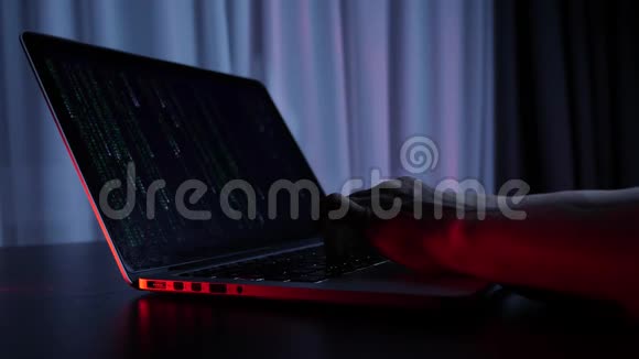 笔记本电脑屏幕上未识别的蒙面黑客编程关闭屏幕上的编码女性手部编码和编程视频的预览图