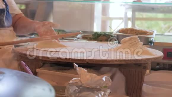 女人用传统的方式做玉米饼正宗手工玉米饼视频的预览图