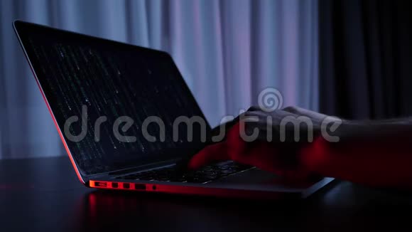 黑客在电脑键盘上打字关闭手抚摸钥匙的详细镜头安全和技术理念男性手指视频的预览图