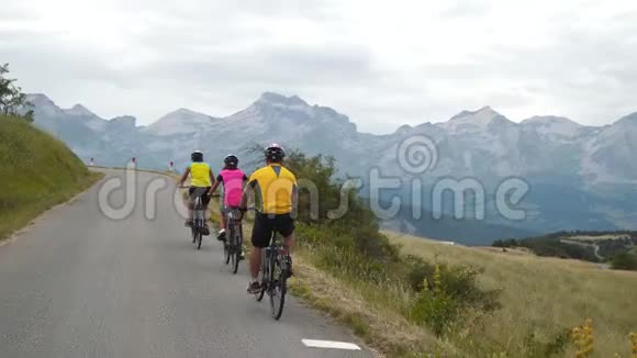 在山路上骑自行车比赛在环法自行车三辆摩托车视频的预览图