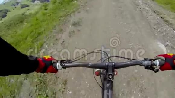 山地自行车下坡自行车骑手之手运动摩托车驾驶视频的预览图