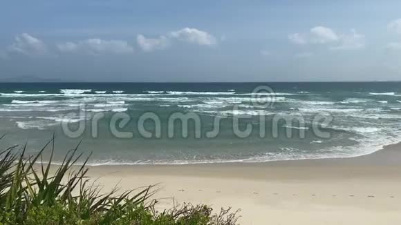 空沙滩碧海蓝天背景视频的预览图