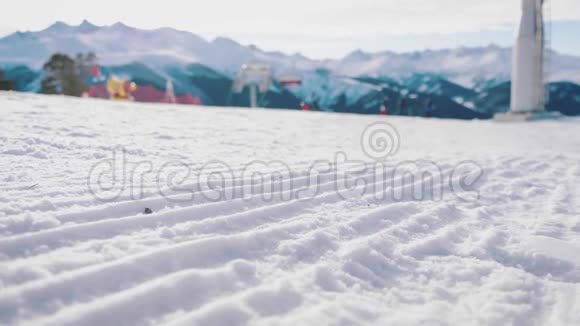天鹅绒新鲜滑雪坡雪覆盖山峰和滑雪电梯的背景视频的预览图