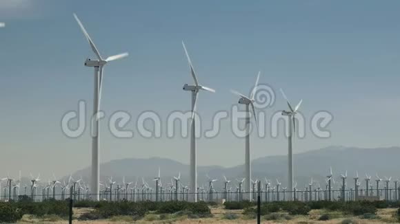 加州棕榈泉附近的风力涡轮机视频的预览图