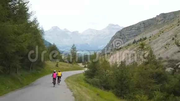 在山路上骑自行车比赛在环法自行车三辆摩托车视频的预览图
