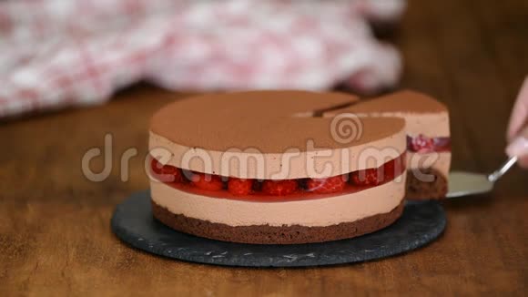 美味的巧克力慕斯蛋糕和覆盆子果冻视频的预览图