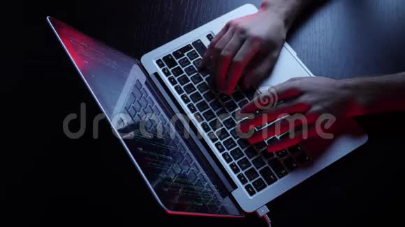男性手在笔记本电脑屏幕上编码计算机上的手指编程开发网页开发人员黑客在笔记本电脑键盘上打字视频的预览图