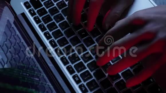 ManDeveloper正在编写web程序脚本黑客在笔记本电脑屏幕上手工编程手指抚摸的特写镜头视频的预览图