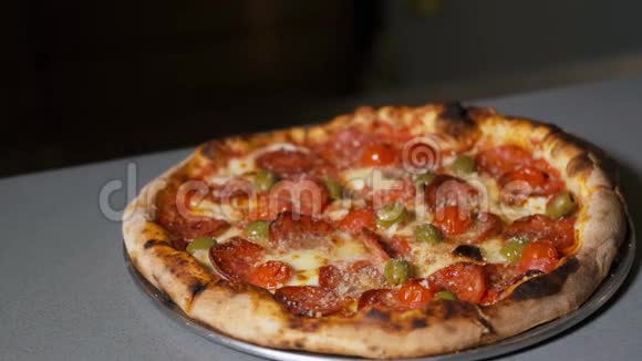 特写开胃比萨香肠与香料香草新鲜蔬菜番茄酱意大利菜融化的奶酪视频的预览图