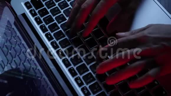在笔记本电脑键盘上输入黑客手指手在电脑屏幕上编码网页脚本男性黑客电脑视频的预览图