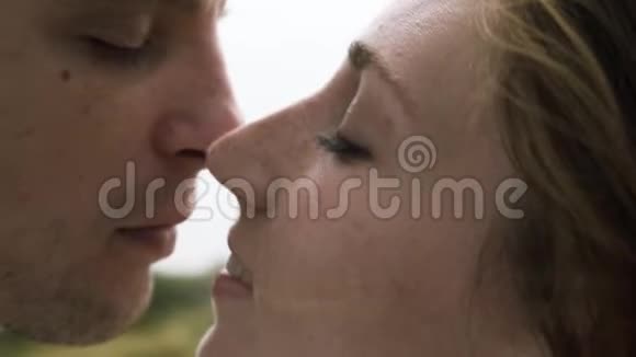 情侣男女互爱互吻鼻子浪漫和关系的概念行动视频的预览图