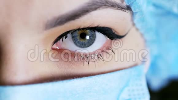 女外科医生眼睛的特写镜头医生看镜头医学概念视频的预览图