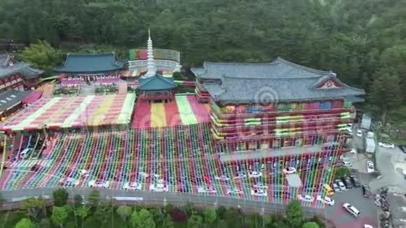 韩国釜山三光萨佛寺莲花灯节鸟瞰图视频的预览图