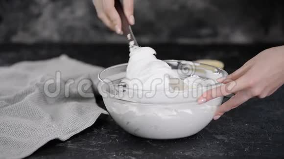 糕点厨师混合蛋白酥面糊视频的预览图