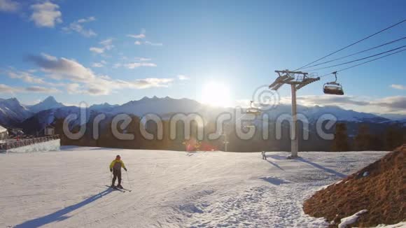 冬季山景全景与滑雪坡和滑雪电梯在阳光明媚的一天视频的预览图