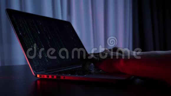 笔记本电脑屏幕上未识别的蒙面黑客编程关闭屏幕上的编码女性手部编码和编程视频的预览图