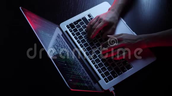 电脑黑客编程和破解密码手在笔记本电脑屏幕上打字关闭手抚摸k的详细镜头视频的预览图