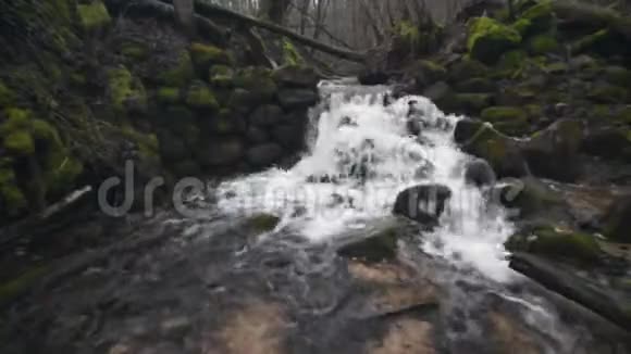 瀑布在春天流过岩石视频的预览图