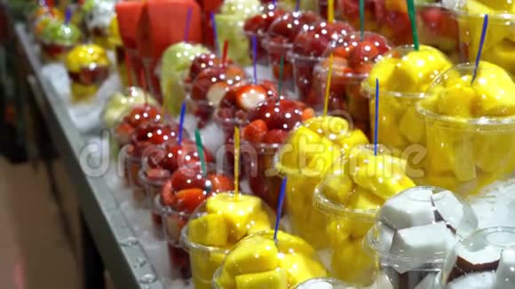 市场上戴眼镜的水果冰上五颜六色的水果视频的预览图