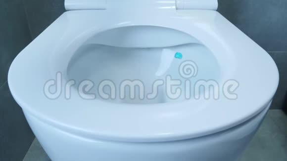 白色马桶正面观景在浴室里用灰色瓷砖将水冲洗到马桶上并在墙壁和地板上关闭视频的预览图