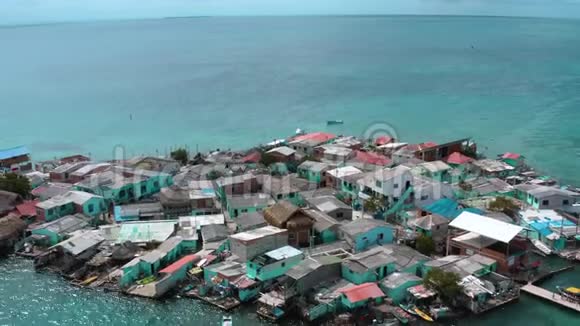 世界上人口最多的岛屿圣克鲁斯岛的航拍视频的预览图