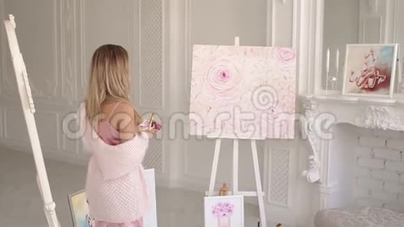 穿暖和针织毛衣的女孩的肖像手里拿着调色板视频的预览图