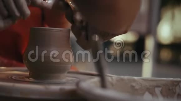特写教师手中的陶器教学徒用粘土在陶器圈中工作视频的预览图
