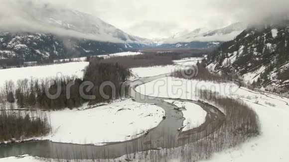 冬季加拿大自然景观鸟瞰图视频的预览图