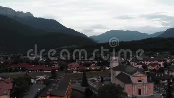 法国阿尔卑斯山杜萨尔德公社有小屋的市政厅空中无人机观看不可思议的山脉和山谷山村视频的预览图