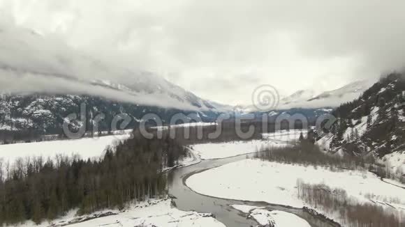 冬季加拿大自然景观鸟瞰图视频的预览图