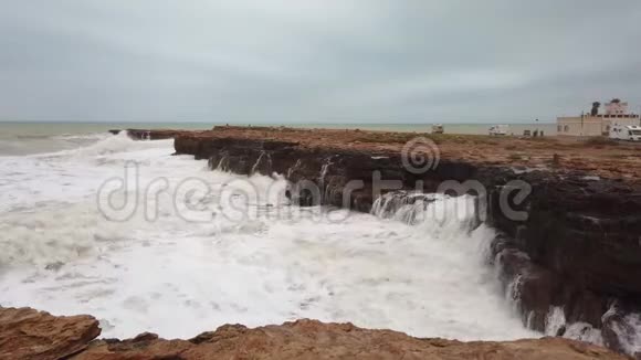 海浪摧毁危险的岩石海岸视频的预览图
