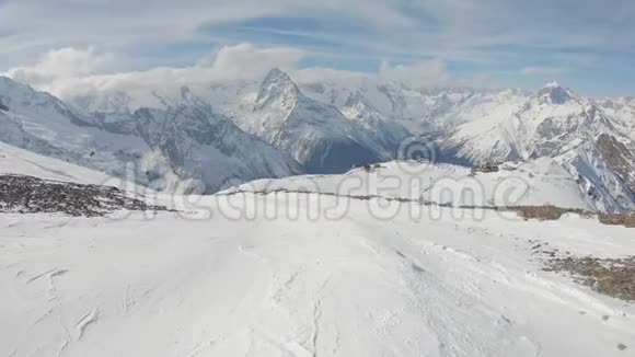 白雪覆盖着蓝天上美丽的山峰视频的预览图