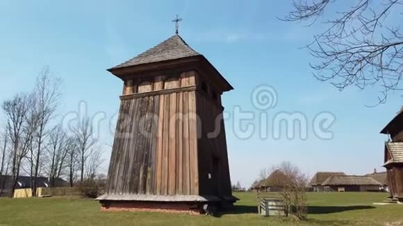 20世纪初一个古老的凯尔特村的木制教堂视频的预览图