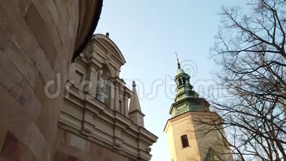 旧天主教堂的正面欧洲城市的建筑视频的预览图