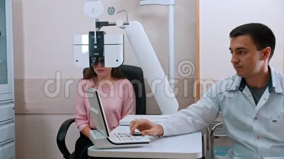 眼科医生年轻妇女在眼科诊所探视儿童医生视频的预览图