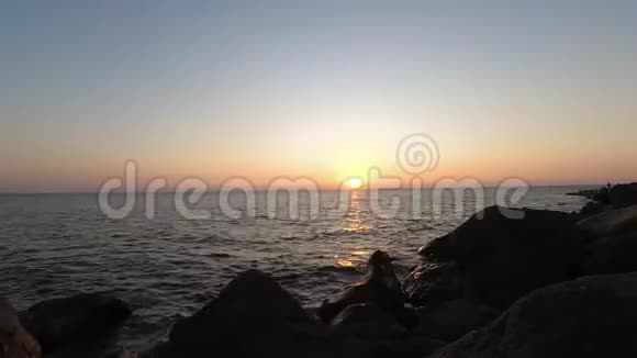 美丽的阳光日落在海上令人惊叹的海滩夏季景色视频的预览图