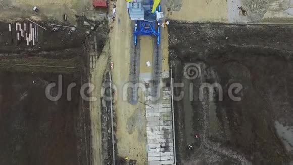 俄罗斯Temryuk商业海港驳船上装载起重机视频的预览图
