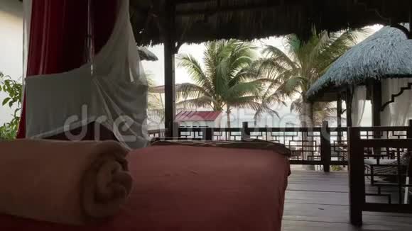 海边棕榈树间的按摩台视频的预览图