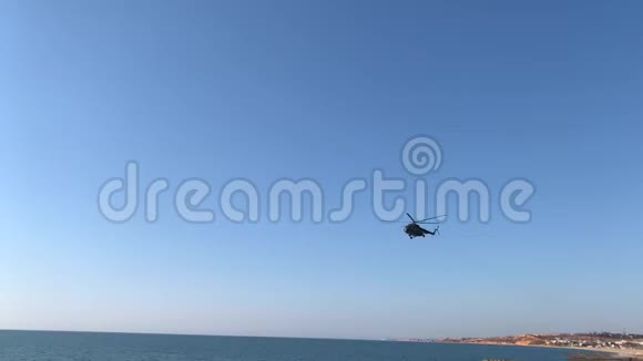 直升机飞过海面视频的预览图