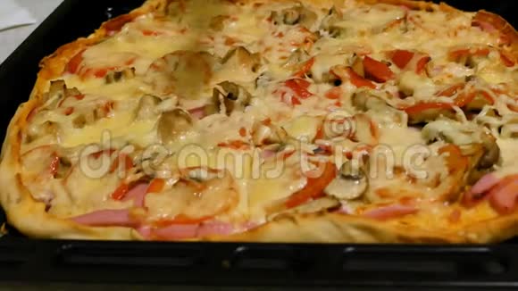 一个女孩切自制的披萨方形烤盘奶油奶酪披萨刀视频的预览图