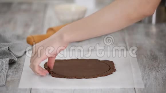糕点厨师在厨房做巧克力层蛋糕视频的预览图