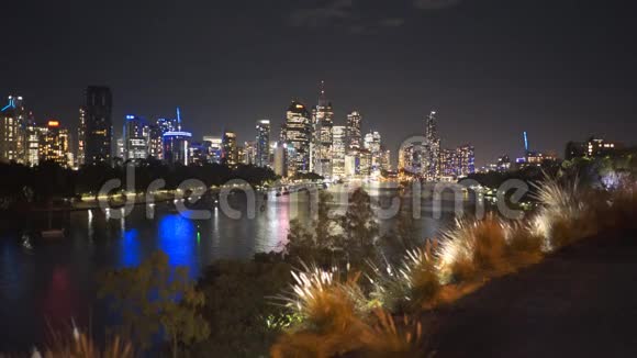 澳大利亚昆士兰州夜间布里斯班河与城市视频的预览图