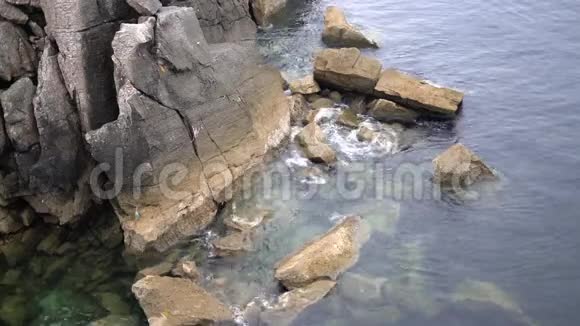 海洋海岸的岩石和石头海浪拍打着岩石视频的预览图