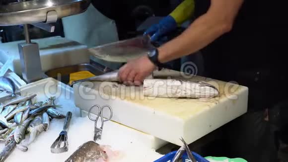 卖鱼的人用大刀切鱼视频的预览图