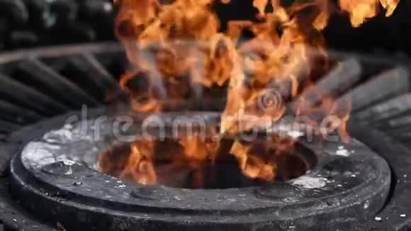 关闭一个强烈的火焰燃烧金属燃烧器视频的预览图