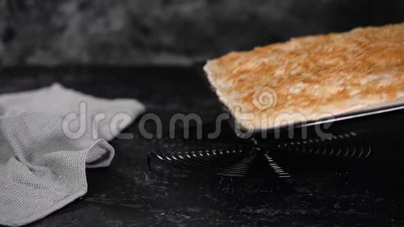 刚烤好的松饼卷放在烤盘上视频的预览图